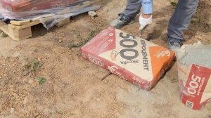 Строительный лайфхак: как быстро разделить мешок цемента пополам