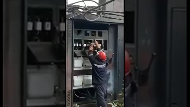 Электрическая дуга на городской электроподстанции короткое замыкание