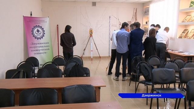 Ученики дзержинской школы №2 примерили на себя профессию строителя