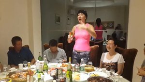 Китайское застолье с песнями и тостами.