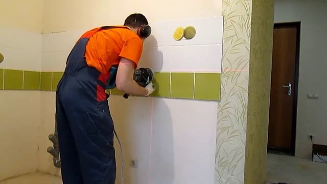 Сверлим отверстия для блока розеток в кафельной плитке.