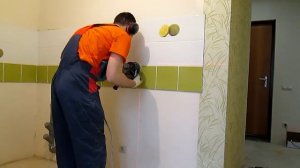 Сверлим отверстия для блока розеток в кафельной плитке.