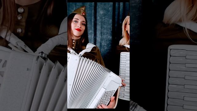 Поздравляем вас, мужчины,С 23 февраля! Покоряйте все вершины, не сдавайтесь никогда!😘 смотреть онлайн