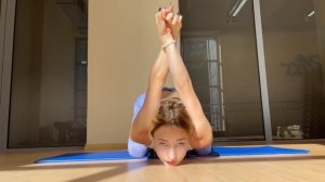 FLEXIBLE GIRL. STRETCH LEGS & FEET. SPLITS & OVERSPLITS. YOGA FEET.  CONTORTION. GYMNASTICS FLEX