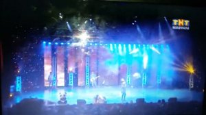 на столе стоит бутылка а в бутылки иллиря