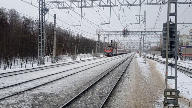 Электровоз ЭП20-063 с пассажирским поездом №063/064 "Самара-Санкт-Петербург". смотреть онлайн