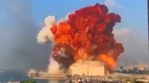 Мощный взрыв прогремел в Ливане в порту Бейрута.mp4