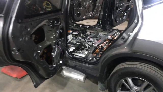 Nissan X-Trail шумка. Используя только проверенные материалы в шумоизоляции, добились тишины в авто смотреть онлайн