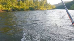 С БРАТОМ НА РЫБАЛКУ В ТАЙГУ ЗА ХАРИУСОМ, ПОГОДА СУПЕР, БРАТ ПЕРВЫЙ РАЗ ЛОВИТ ХАРИУСА ЛОВИМ НА УДОЧК