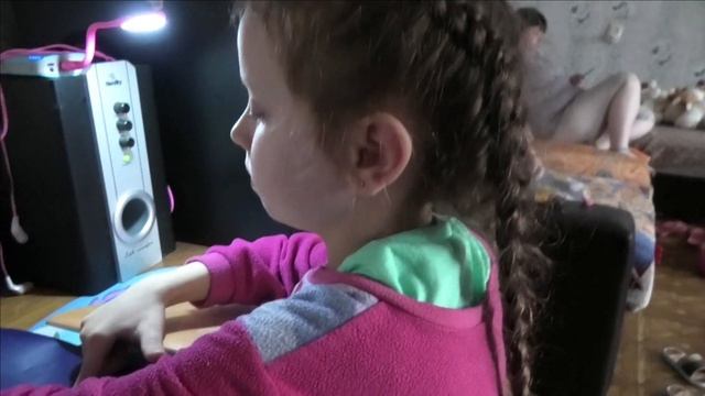 Мама испекла вкусный хлеб // Ася занимается // София делает уроки // Тушеная картошечка на ужин) смотреть онлайн