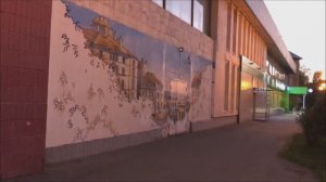 Аллея с зелеными фигурами и фонарями