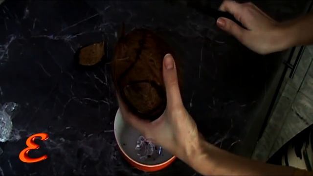 Как разбить кокос легко