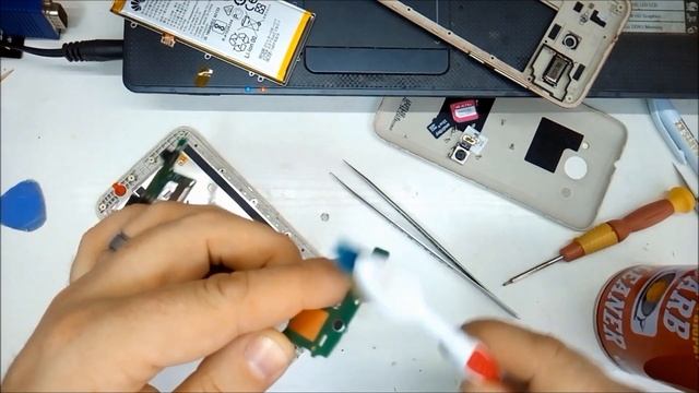 Перестал заряжаться телефон? Расшатался разьем? Лайфхак как без замены и пайки все починить. смотреть онлайн