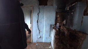 Разбираем дом в заброшенной деревне