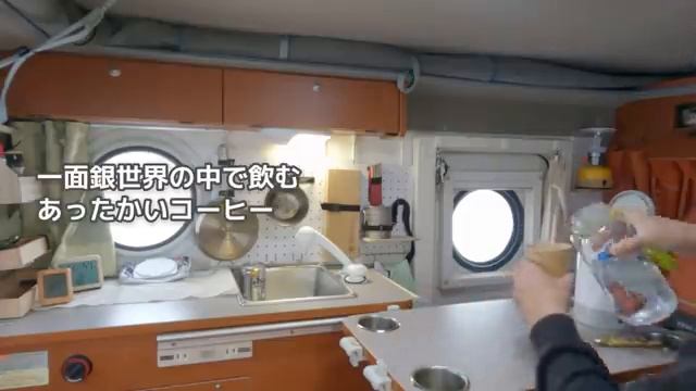 高速道路雪中車中泊、大寒波&猛吹雪！走行困難でパーキングエリアで一夜過ごす