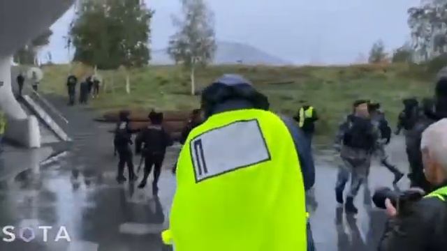 В московском парке «Зарядье» продолжается охота полицейских на всех подряд. Позор! смотреть онлайн