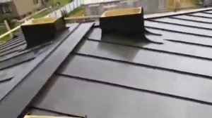 Законченная крыша из двойного стоячего фальца