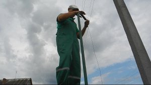 Тянем силовой кабель через гнутую трубу.