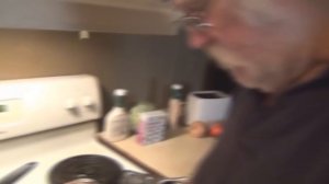 У ЗЛОГО ДЕДА кто-то съел все сосиски