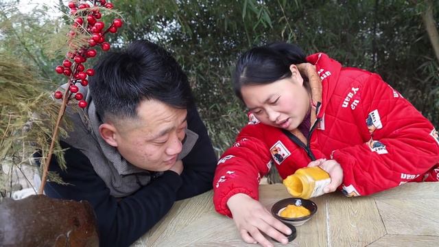 胖妹两口子真会玩，两人憋笑来挑战，做份咸蛋黄烤鸡翅，啃过瘾了~【陈说美食】