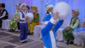 Новогодний танец со снежками