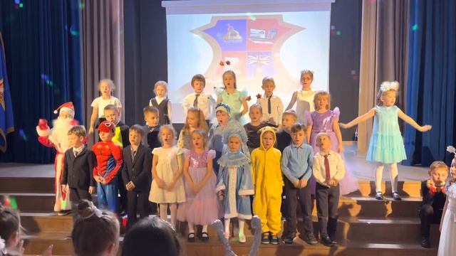 Новогодние игрушки. Поем в школе на Новогоднем празднике. смотреть онлайн