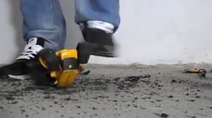 Кроссовки топчут коробку