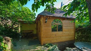 Пенсионер построил домик из досок и сдает его отдыхающим