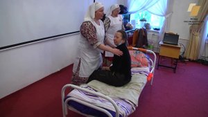 Усаживание пациента в кровати положение сидя на кровати со спущенными ногами Часть 1