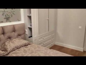 Встроенные шкафы у изголовья кровати
