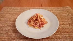 Салат с морковью по-корейски, колбасой и сухариками