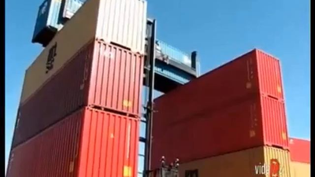 Reachstacker overturn! Ричстакер перевернулся! (www.vertikalnet.ru)