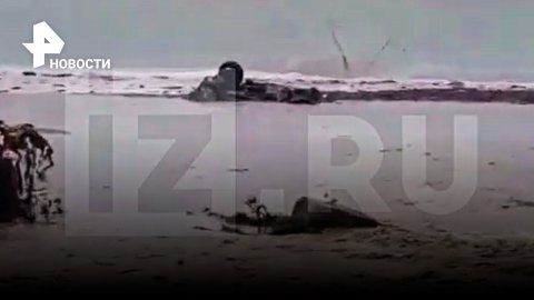 Два легковых автомобиля смыло в Черное море в Сочи / РЕН Новости