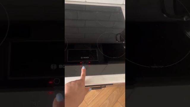 Индукционная плита Bosch !!! сработала блокировка. Нажать -+ Прозвучит сигнал и можно пользоваться. смотреть онлайн