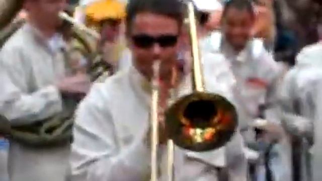 Caravan Trombone Solo LIVE from the streets of Monaco! смотреть онлайн