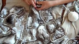Вяжу курточку с кусочками меха