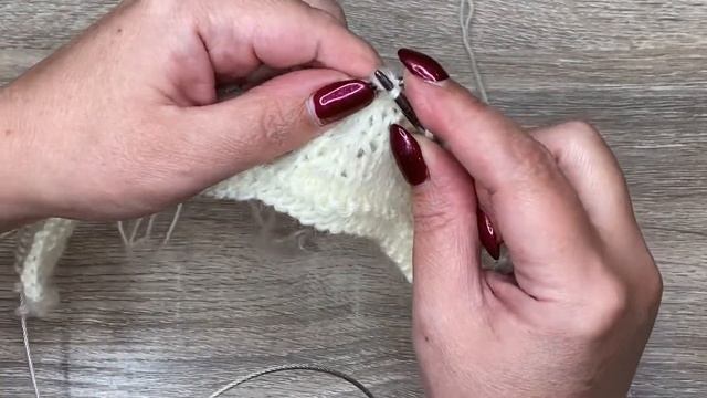 Как оформить V - образный вырез  горловины и плечевые швы !!!! Вяжем спицами !!!!