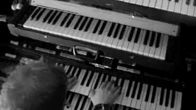 Linus plays a proggy intro on the Technics U-90 смотреть онлайн