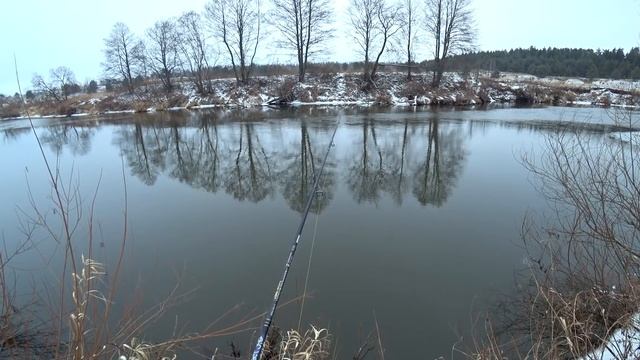 Зимний СПИННИНГ с берега на МАЛОЙ РЕКЕ смотреть онлайн