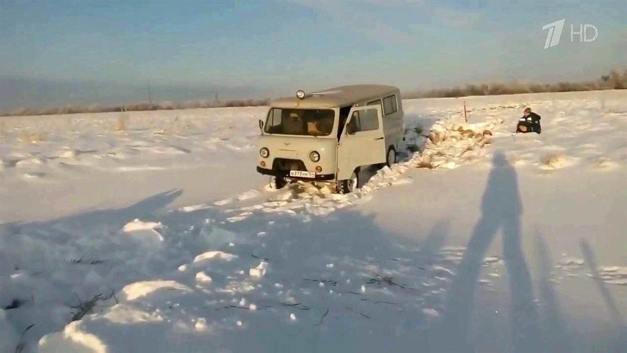 Водитель микроавтобуса УАЗ слишком сильно хлопнул дверью машины и стал звездой интернета