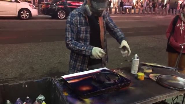 Парень рисует балончиками смотреть онлайн