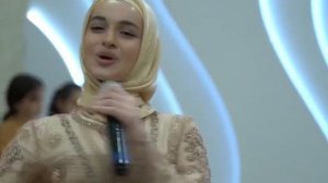 Мадина Домбаева поет на свадьбе