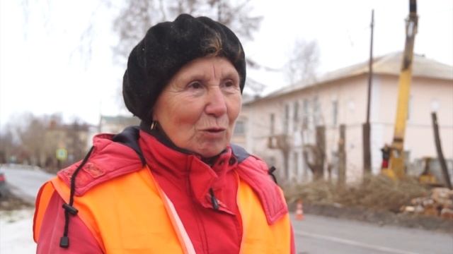 Уборка деревьев в Серове - зачем пилят тополя, рябины и черемуху? смотреть онлайн