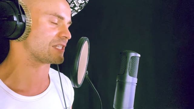 Диктор в студии. Запись закадрового голоса для ролика спортивной тематики.
