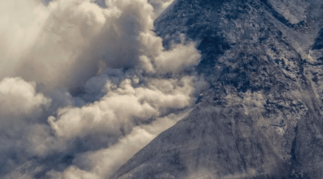 Небо затянуло мглой: ученые оказались в эпицентре извержения вулкана на Камчатке