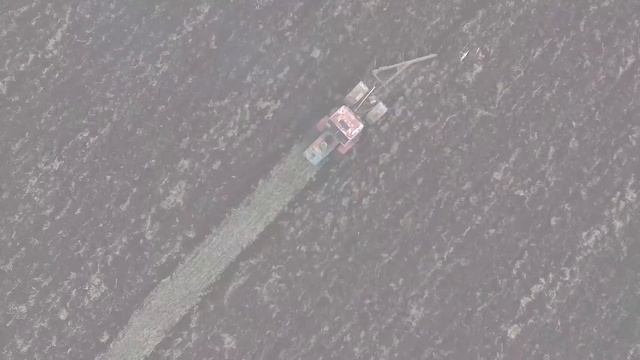 трактор вспахивает поле смотреть онлайн