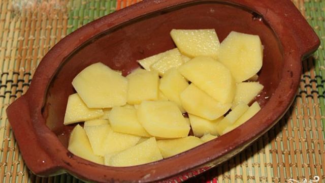 Мясо в горшочках с грибами и сыром