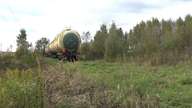 ТЕПЛОВОЗ ТГМ4-2964 С ВОСЬМИОСНЫМИ ЦИСТЕРНАМИ НА ВОССТАНОВЛЕННОЙ ВЕТКЕ смотреть онлайн