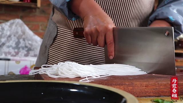 【丹霞春姐】农家小院的美食，春姐做一盘烩牛肉，汤汁拌米饭吃，味道绝了 смотреть онлайн