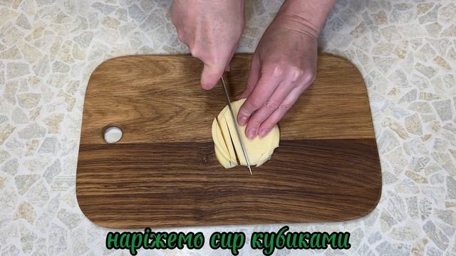 Салат з курячим філе, апельсином, сиром та свіжими овочами